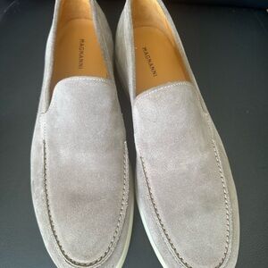 Magnanni Men's Gray Suede Loafers